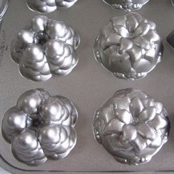 Holiday mini Bundt Pan