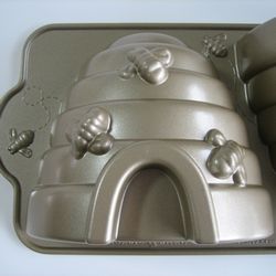 Beehive Bundt Pan