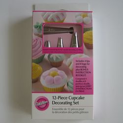 Wilton社製/12-Piece Cupcake Decorating Set