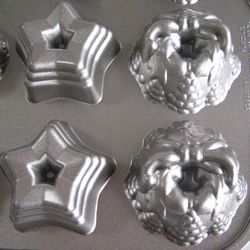 Holiday mini Bundt Pan
