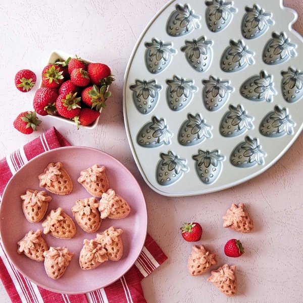 画像2: Strawberry Bitelets Pan/イチゴのminiケーキ型 (2)