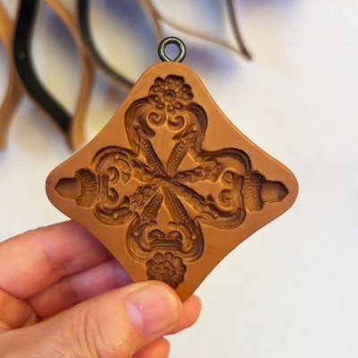 画像1: どんぐりと薔薇の飾り*Ornament with Acorns and Roses /cookie mold  by anis-oaradies 