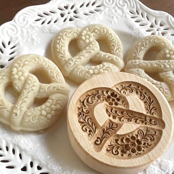画像1: Floral Pretzel/プレッツェル＋カッター付き*wood cookie mold【送料無料】 (1)